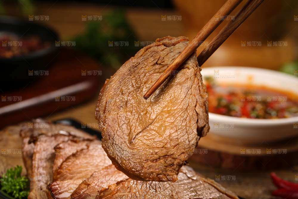盘子里装着五香牛肉