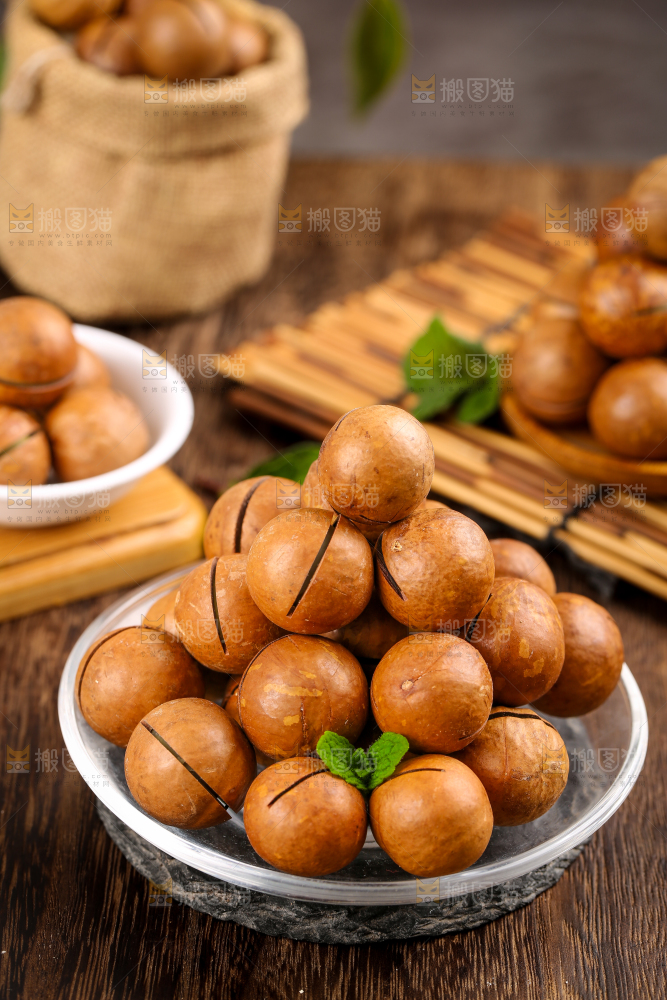 木底上放着一碟夏威夷果