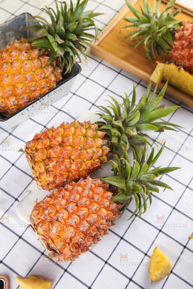 格子底上的新鲜凤梨