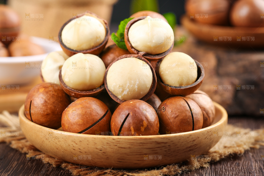 木底上放着一碟夏威夷果