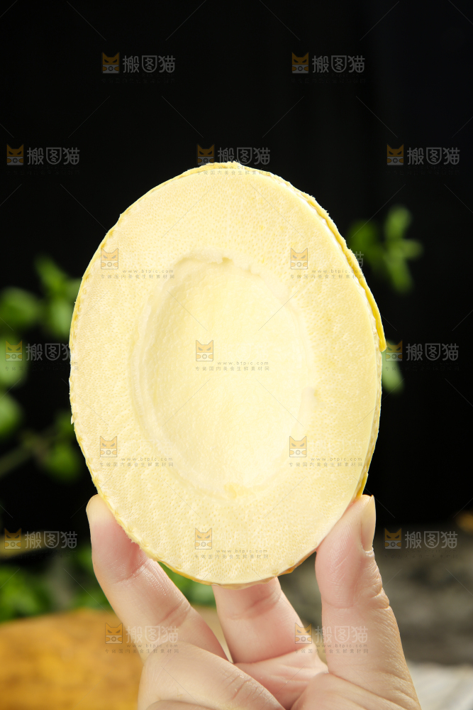 手拿切开的竹笋片