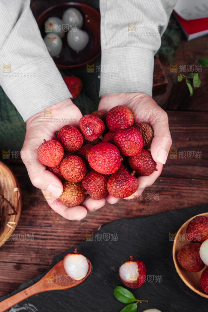 手拿新鲜荔枝