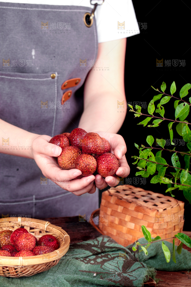手拿新鲜荔枝