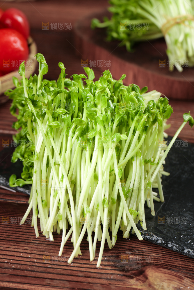 黑石板上的豌豆芽苗菜
