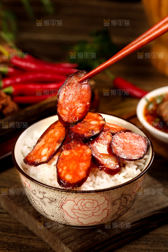 饭上放着熏腊肠