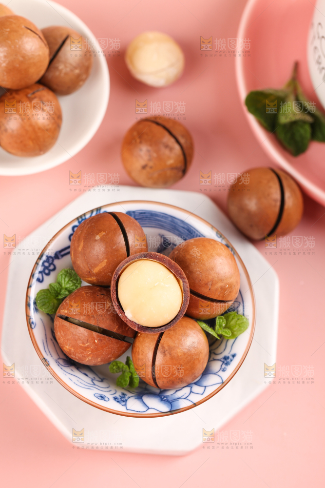 一碗奶香味夏威夷果放在石板上