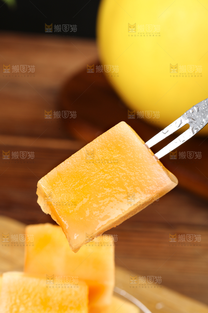 勺子里的哈密瓜果肉