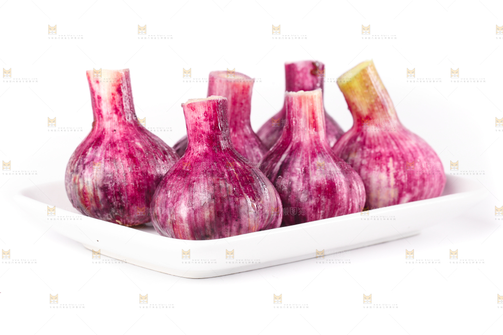 盘子里装着紫皮多重蒜