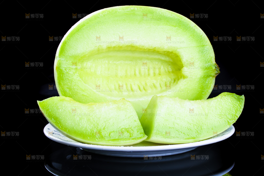 黑底上放着一盘切开的山东玉菇甜瓜