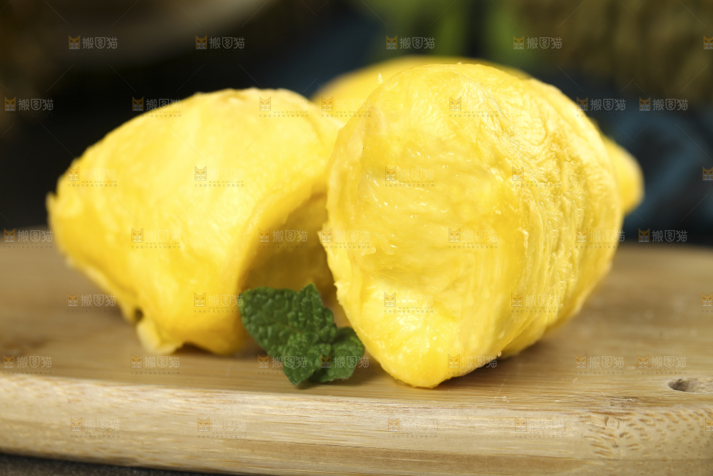 木板上放着榴莲果肉