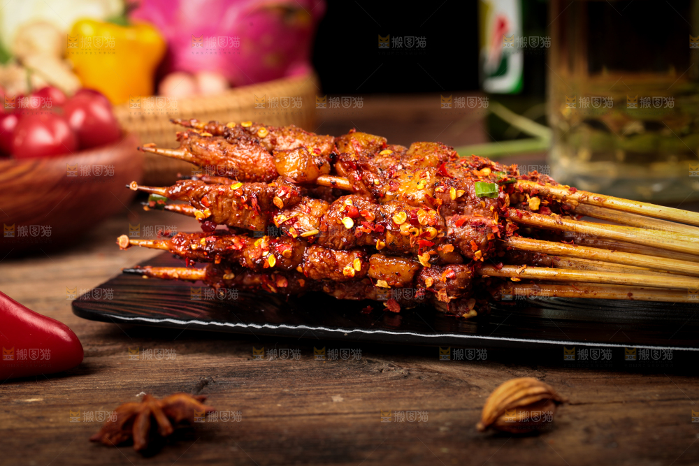 深底上的羊肉烤串