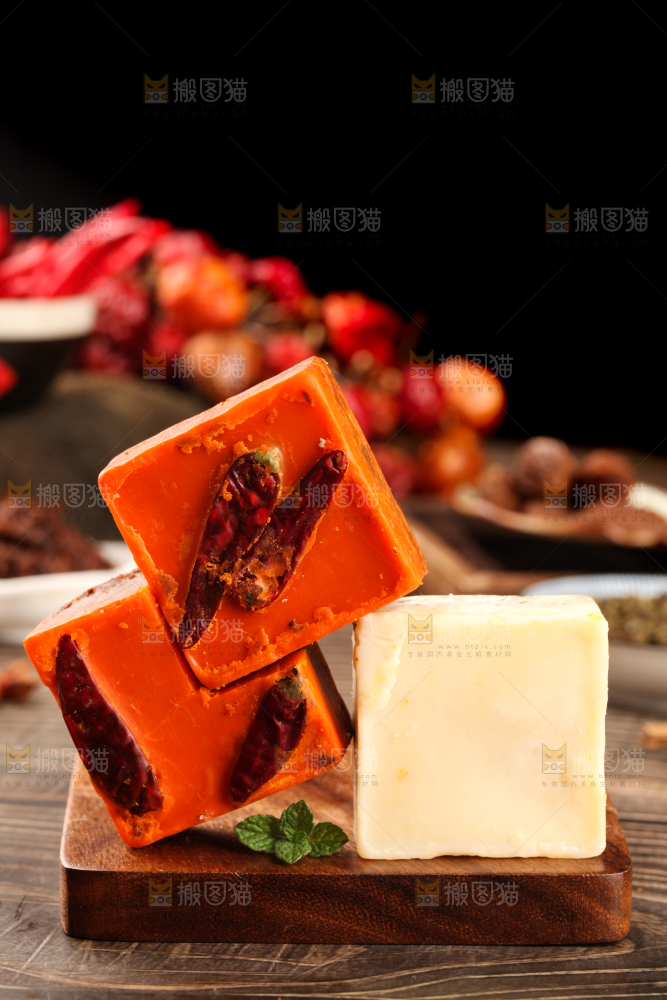 深底上放着鸳鸯火锅底料