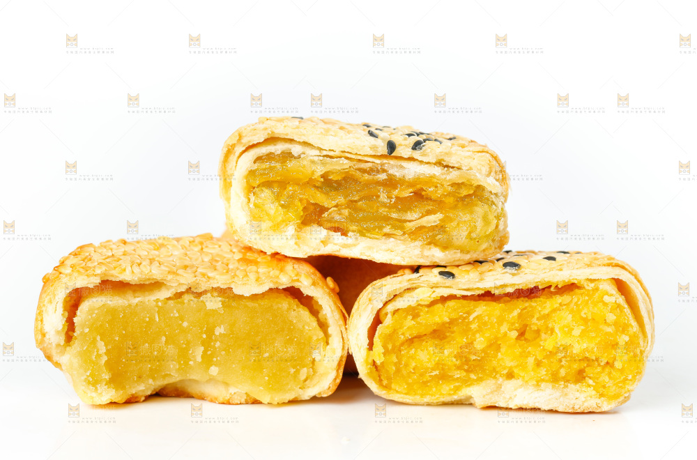 掰开的酥饼放在白底上