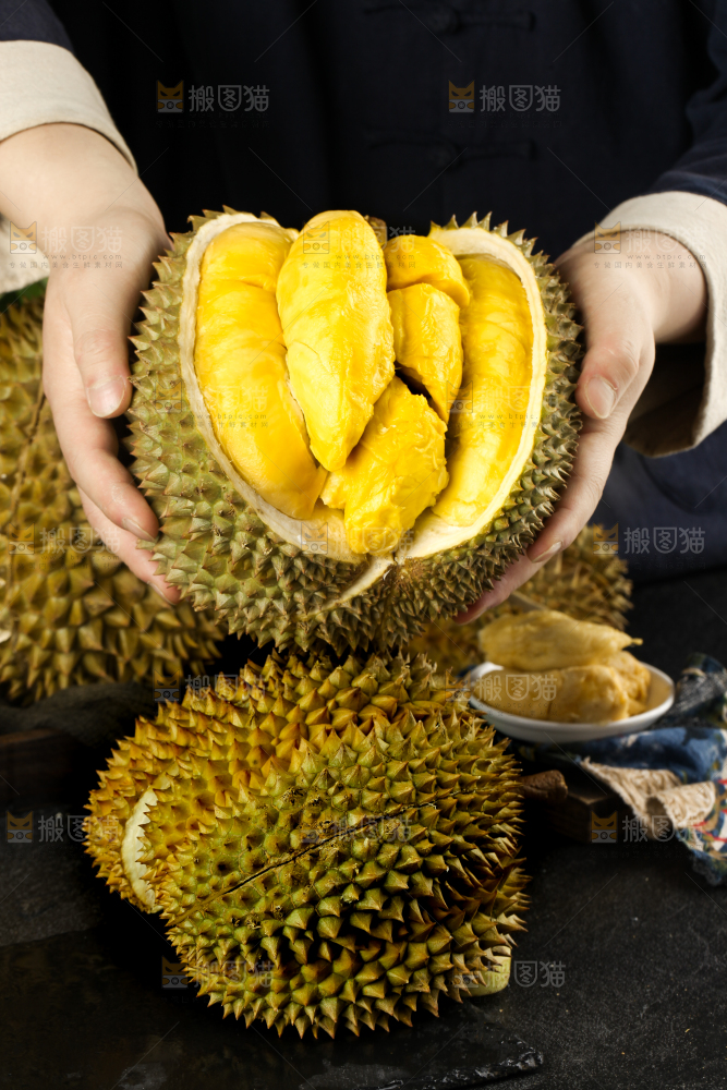 黑底上的进口甲仑榴莲