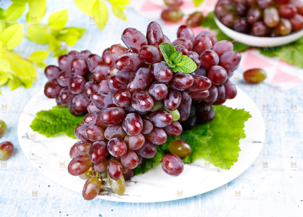 盘子里装着茉莉香葡萄
