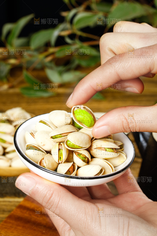 手拿一碟开心果