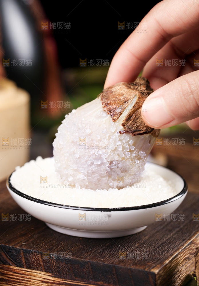 手里拿着新鲜小芋头