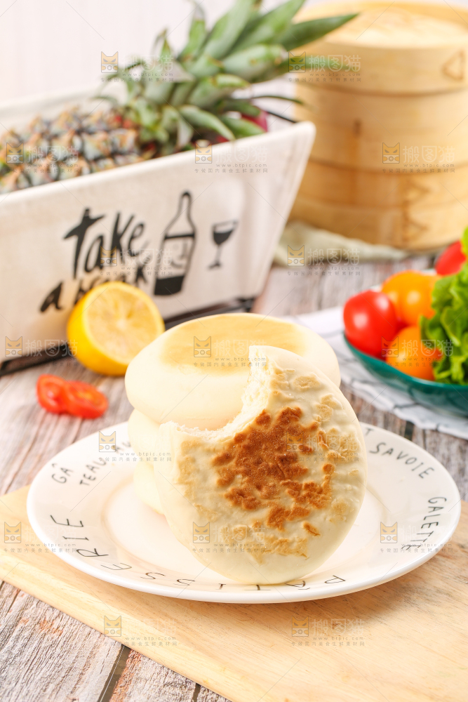 盘子里装着饼子