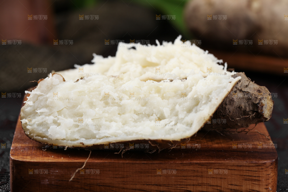 掰开的熟毛薯放在木底上