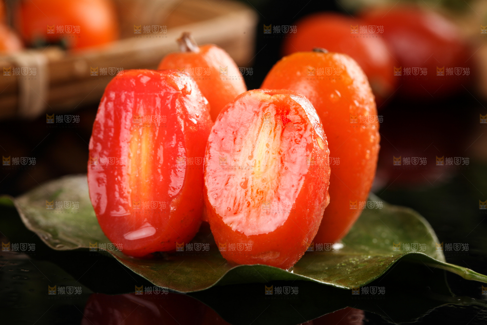 黑底上放着酸甜羊奶果
