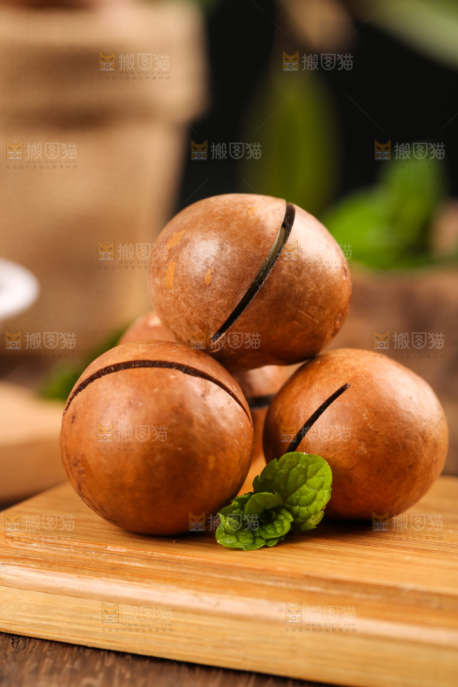 木板上的奶油味夏威夷果