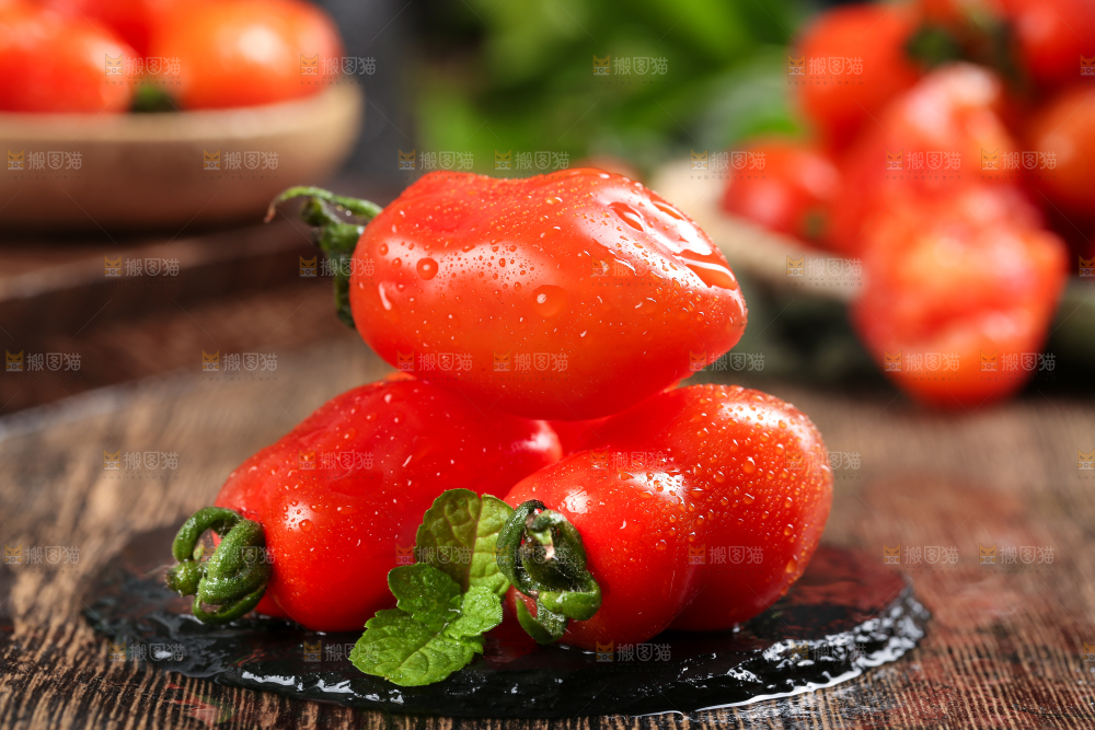 木底上放着一盘409花生柿子