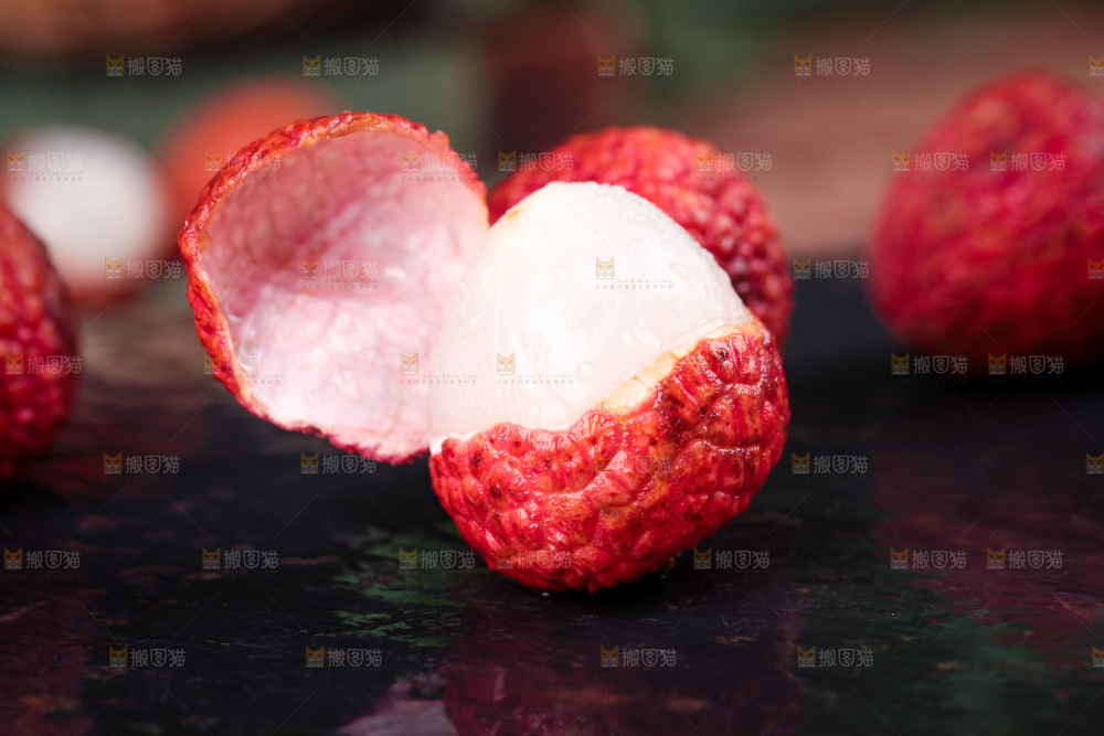 黑底上的新鲜荔枝