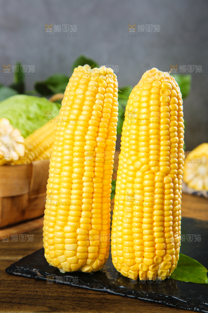 黑石板上的新鲜玉米