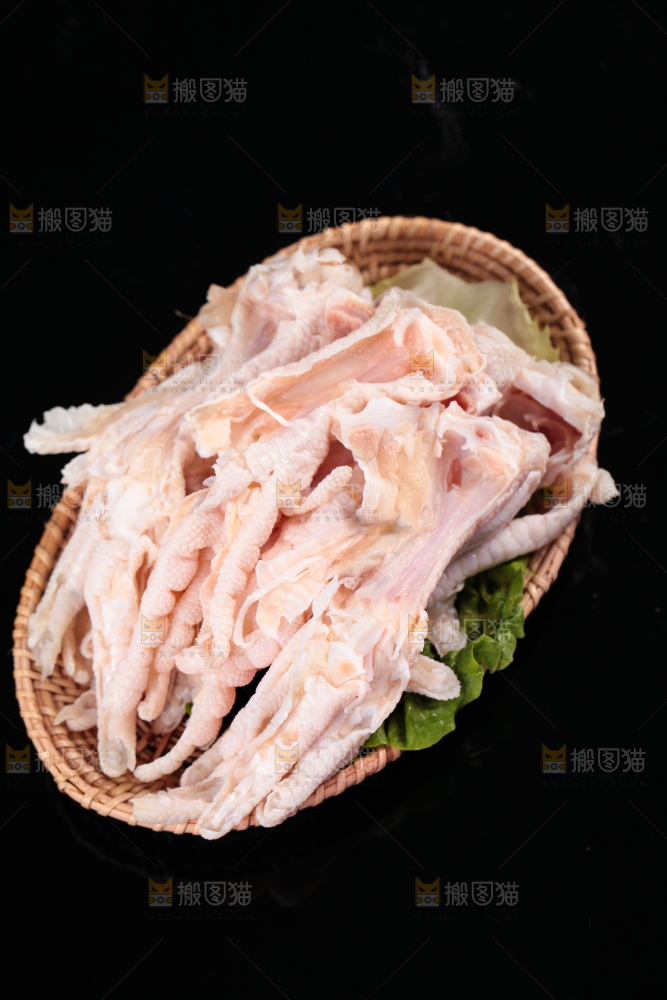 盘子里装着去骨鸡爪
