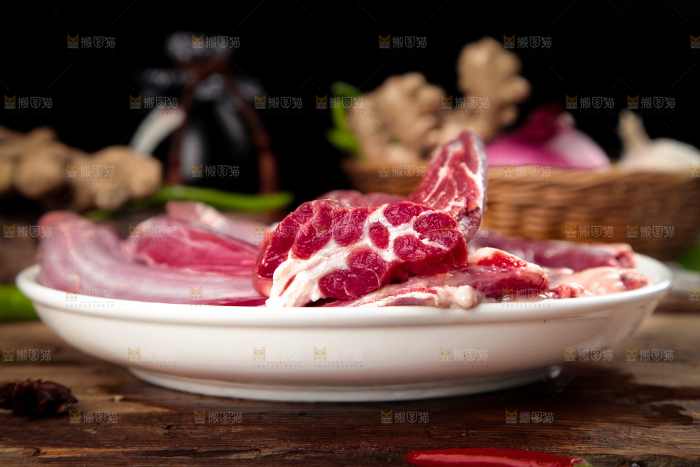 盘子里装着牛腿肉