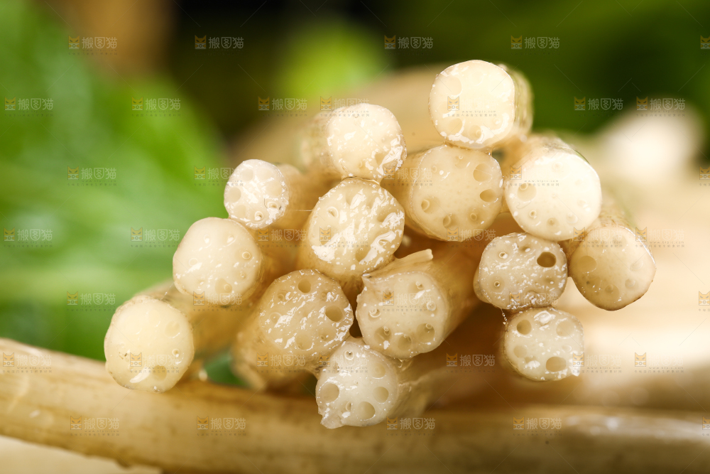 荷叶上放着洪湖藕带