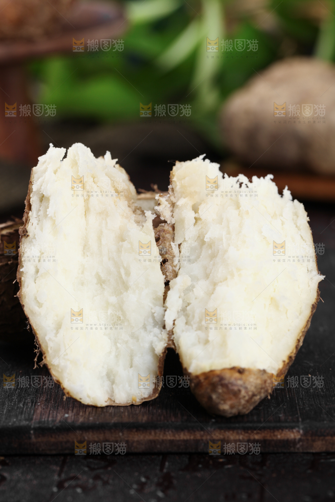 木底上放着掰开的熟毛薯