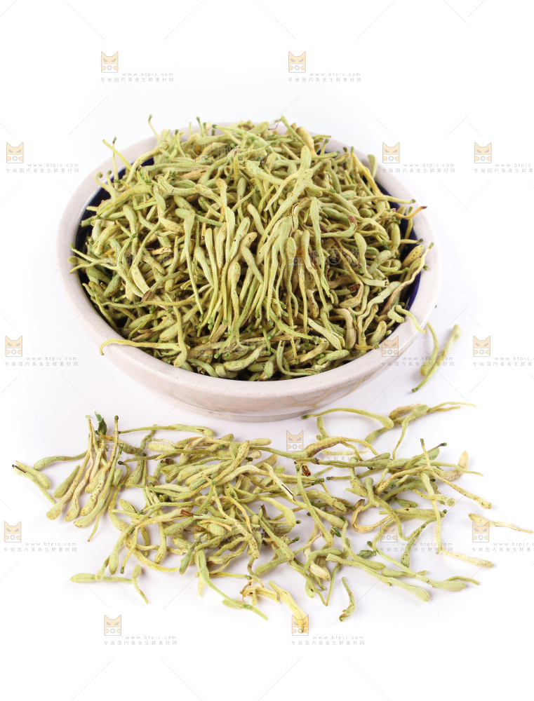 一碗干金银花放在白底上