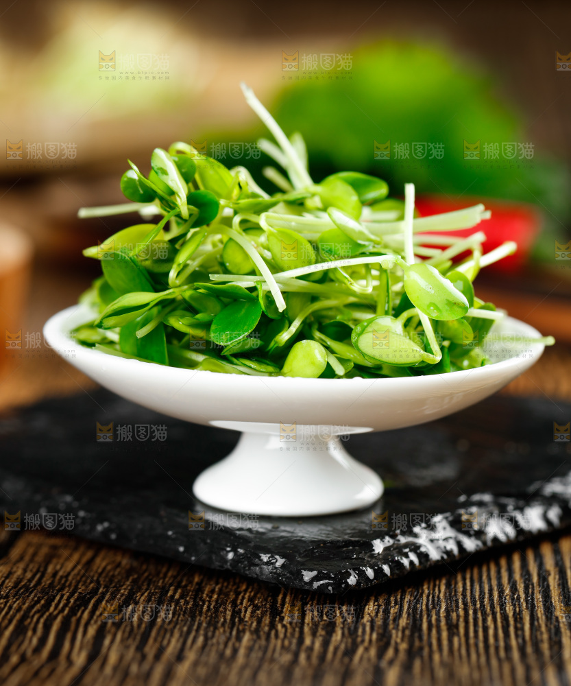 黑石板上放着一碟香椿芽苗