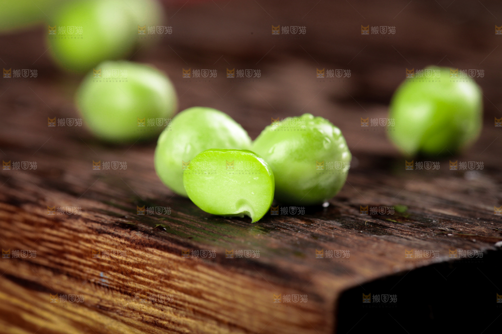 木板上摆放着云南新鲜豌豆