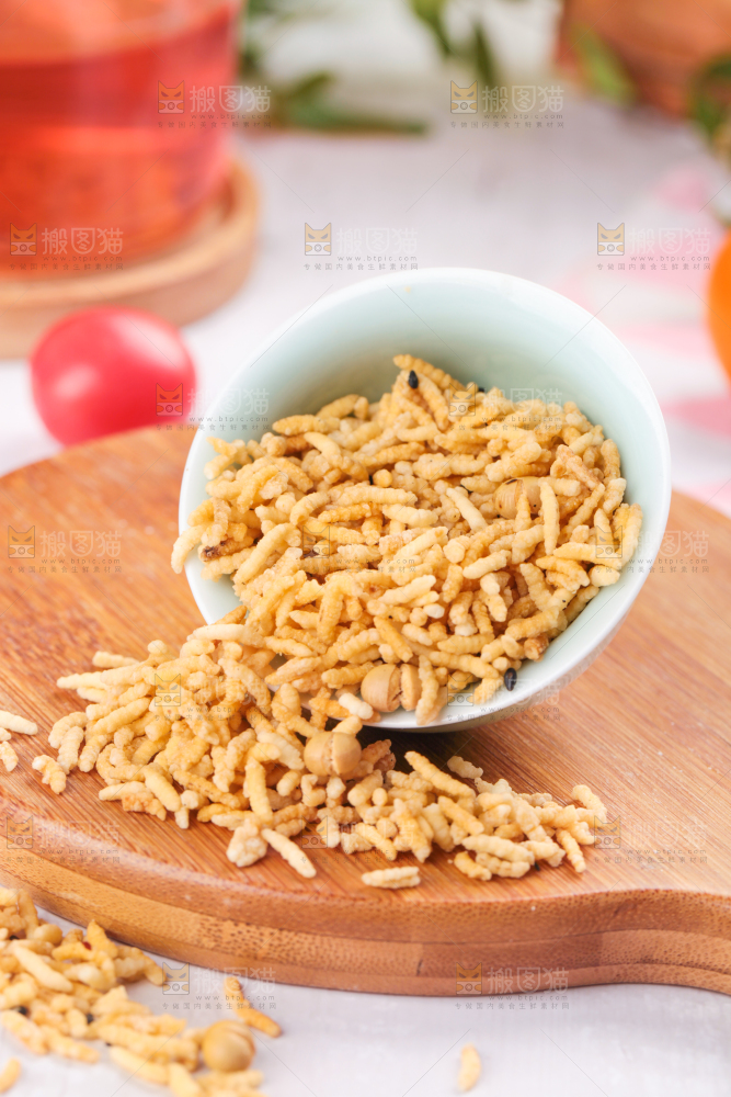 木板上放着手工炒米