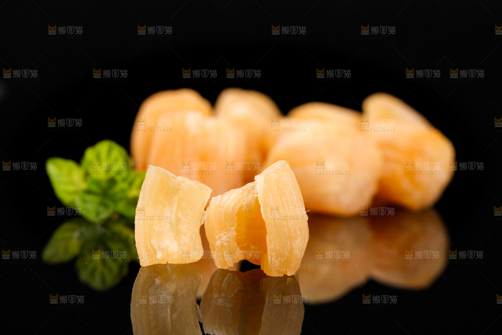 黑底上放着瑶柱干