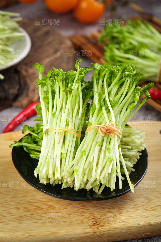 木板上放着豌豆芽
