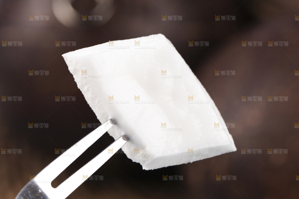 叉子上叉着椰子肉