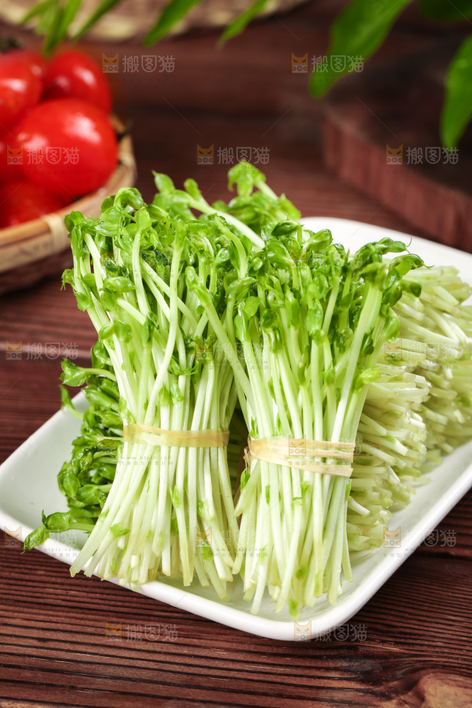 木板上放着豌豆芽