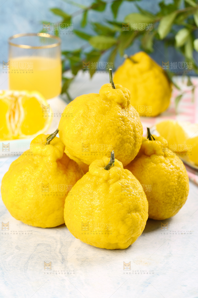 石板上放着柠檬丑柑