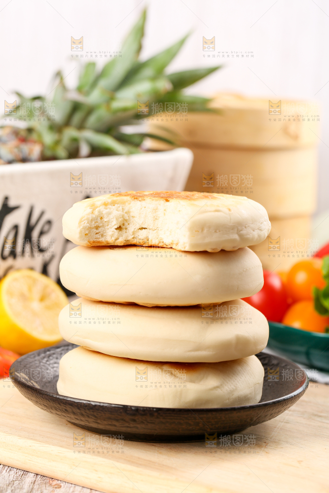 盘子里装着饼子