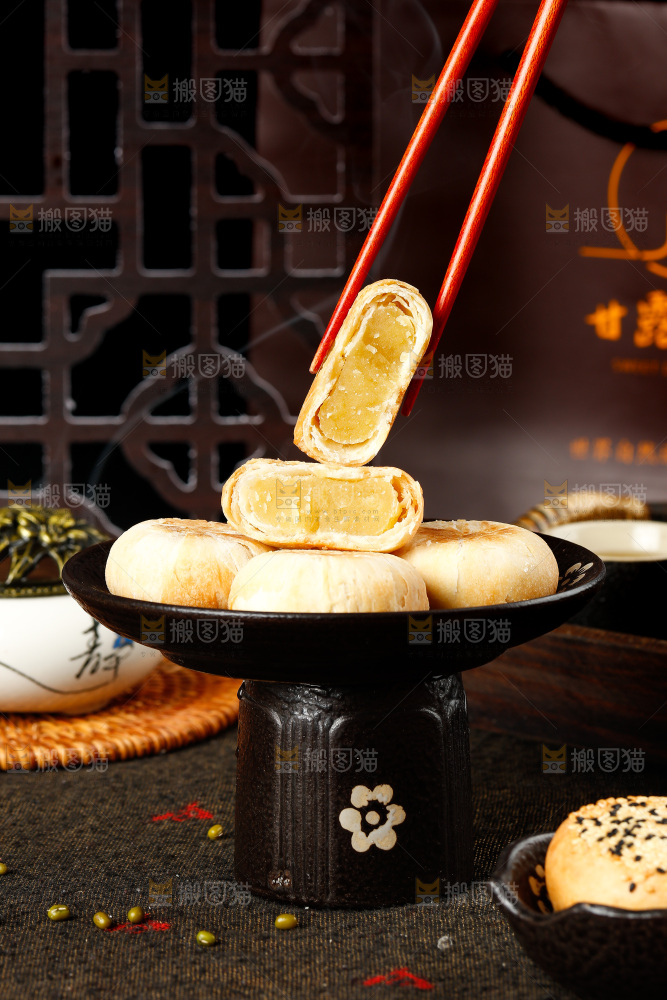 筷子夹着掰开的酥饼