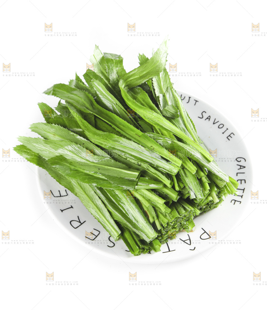 一盘切开的刺香菜放在白底上
