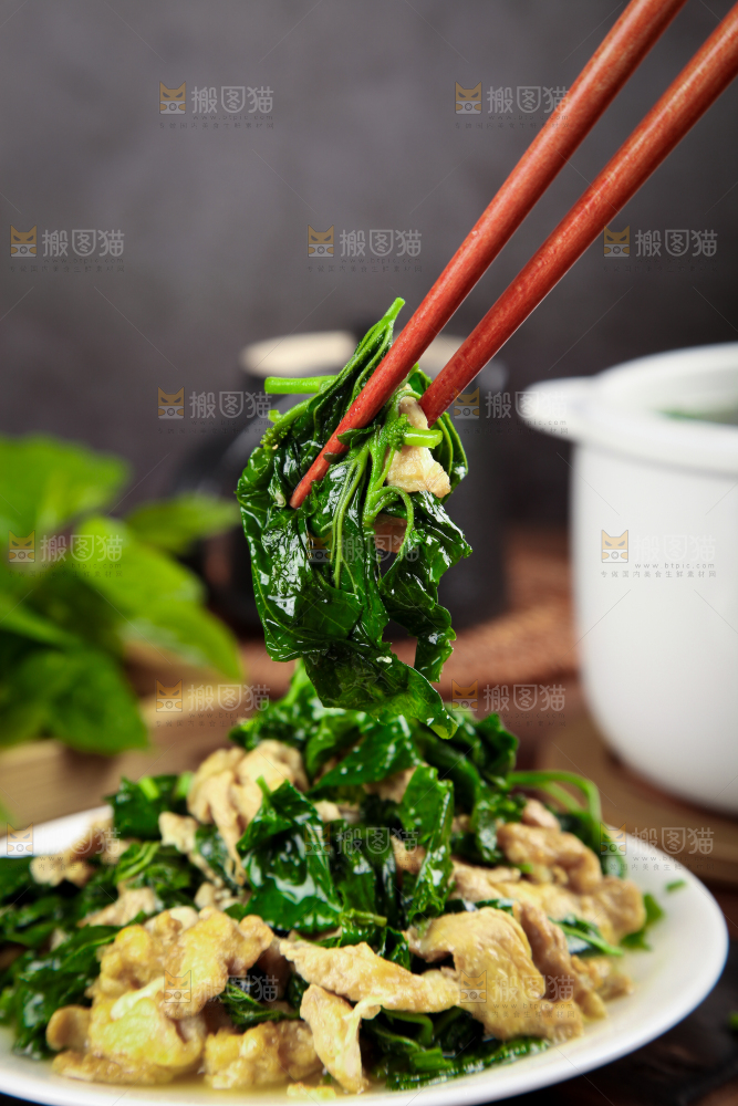 木底上放一盘桑叶炒鸡蛋