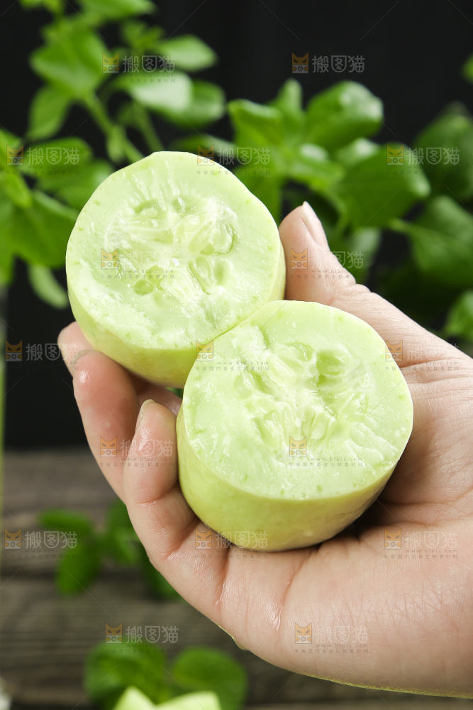 手拿掰开的玉女瓜
