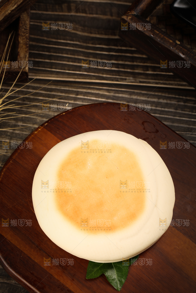 盘子里装着奶香饼