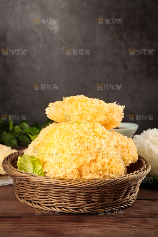 一盘银耳放在木底上