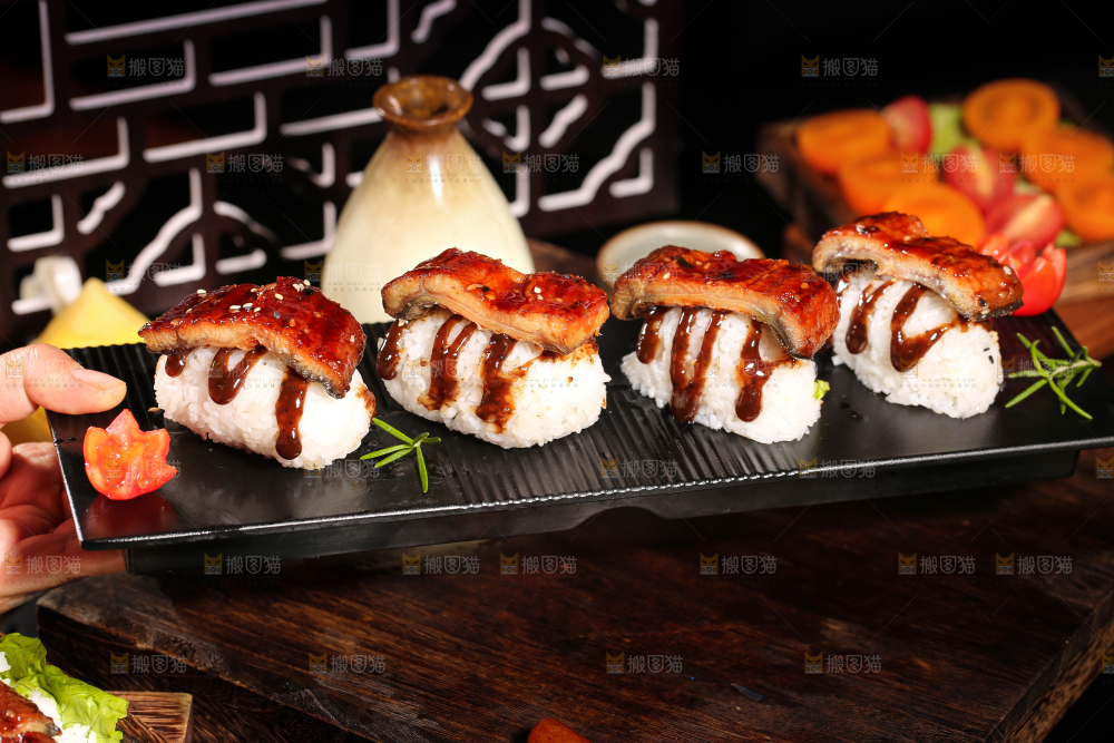 盘子里装着鳗鱼饭