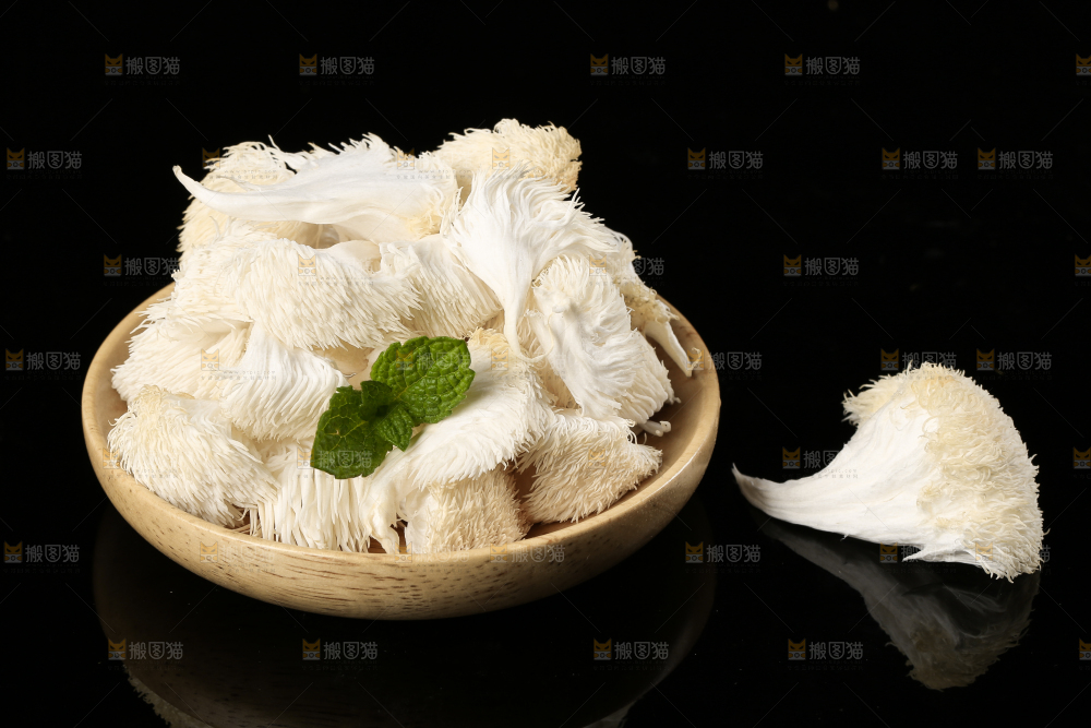 盘子里装着新鲜猴头菇